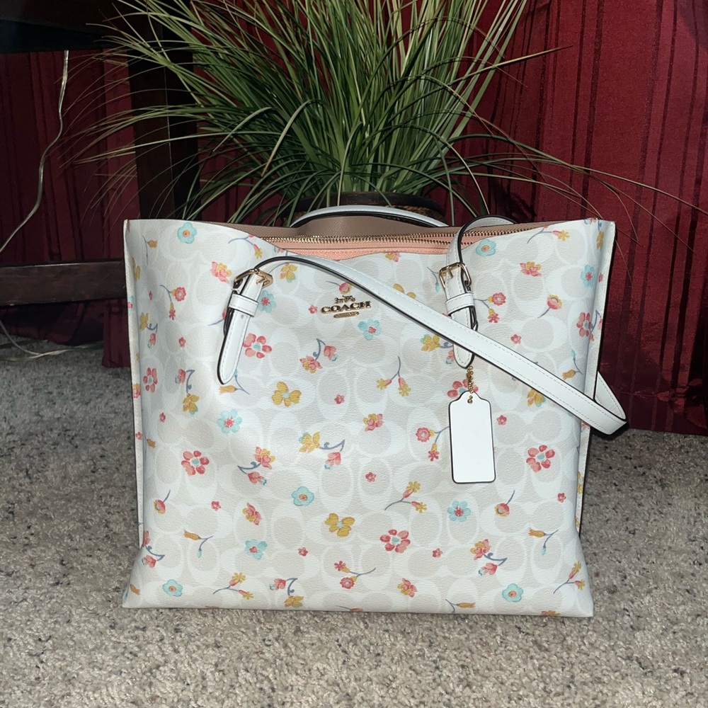 Coach city tote in signature canvas of Mystical floral